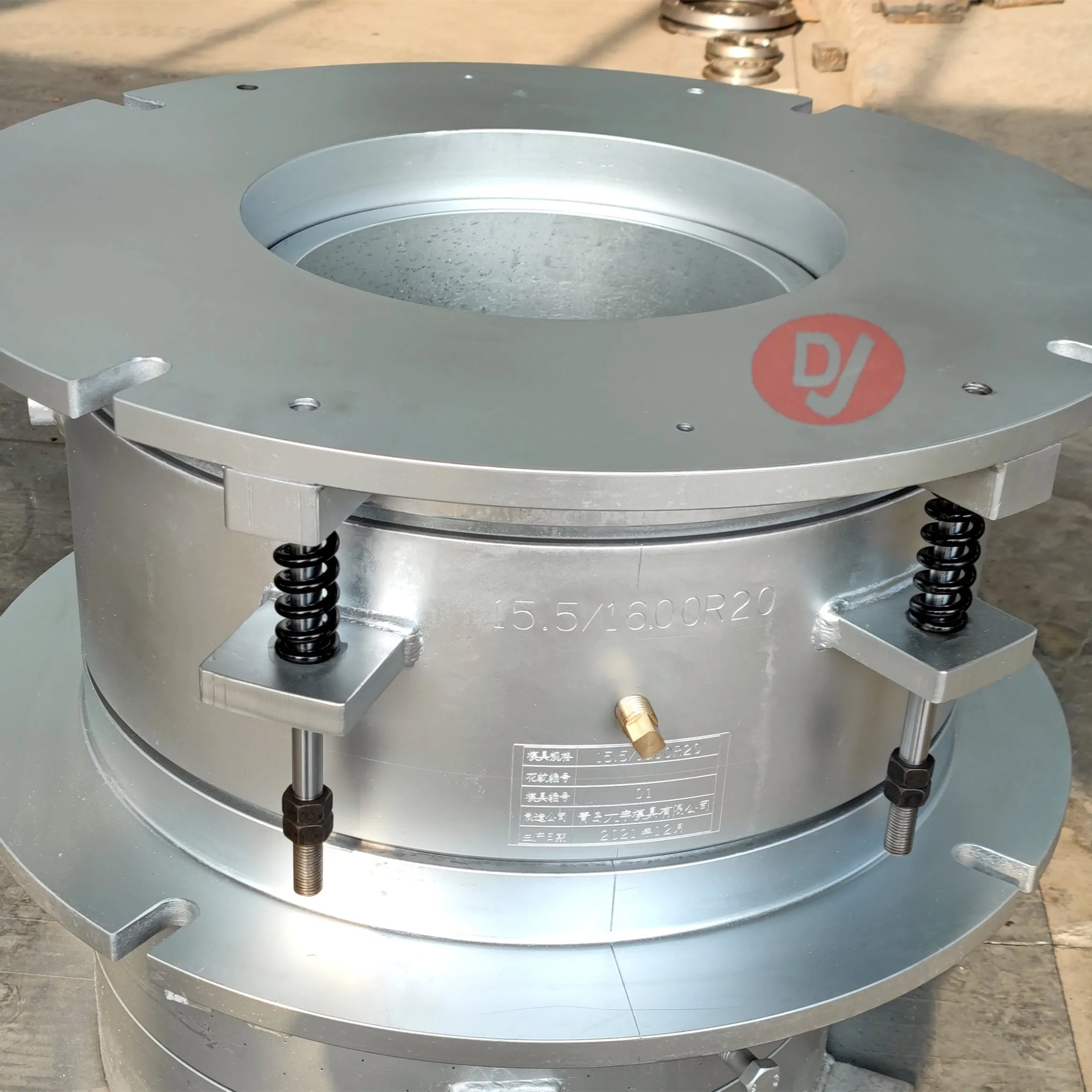 China Precision Tyre Mould Factory Price, Compact Structure Stable Flap for Industrial Packaging
