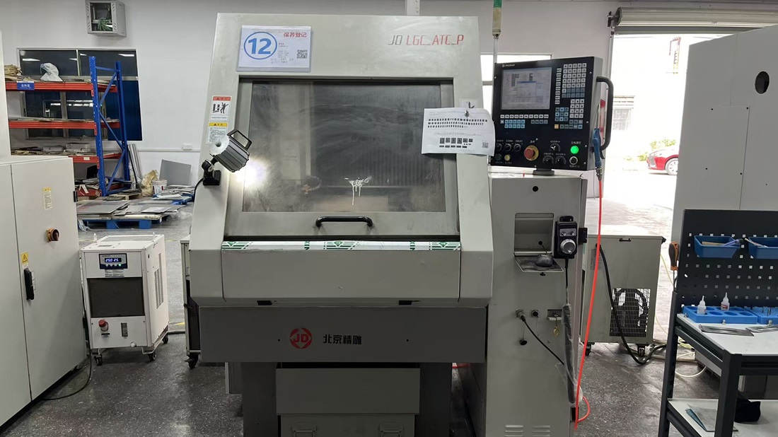 Advanced engraving machine for precision mold work