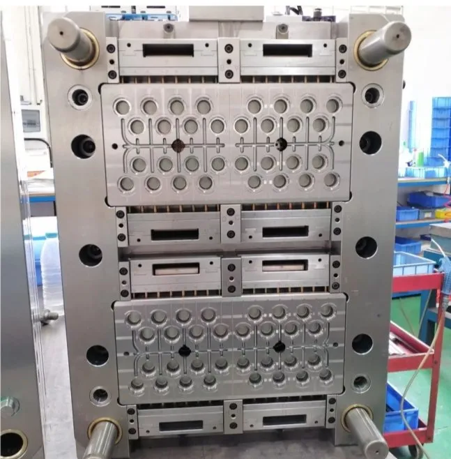 PLASTIC INJECTION MOLD