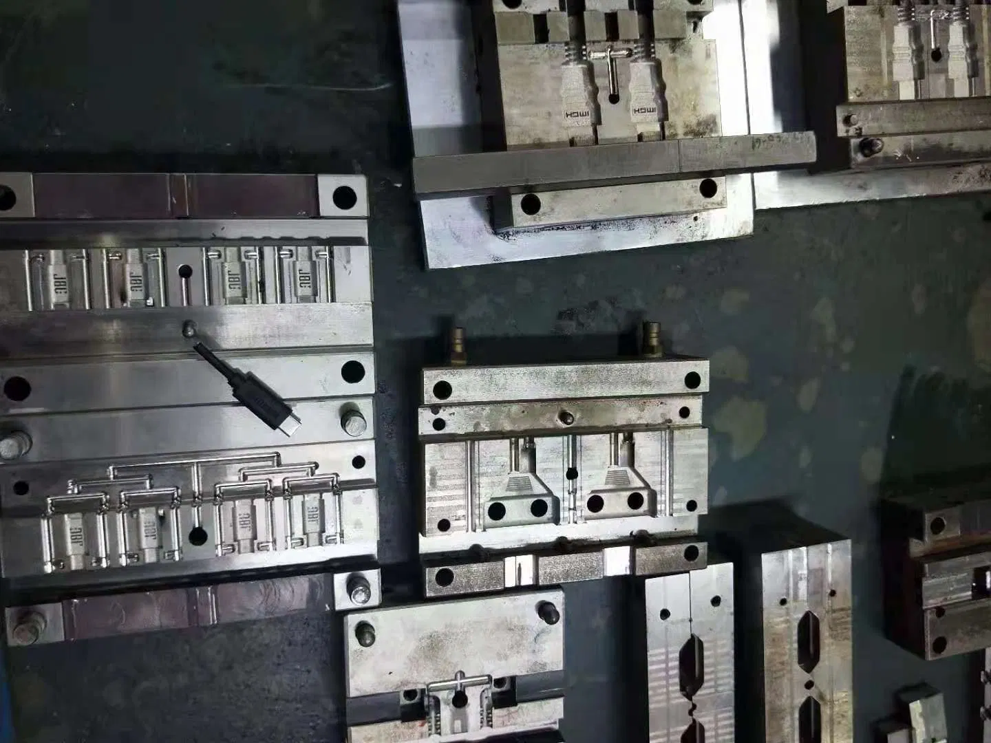 Mold Designer PA66/PBT+30GF Auto Terminal Connector Electric Auto Wireharness Housing Connector Auto Parts Plastic Molding