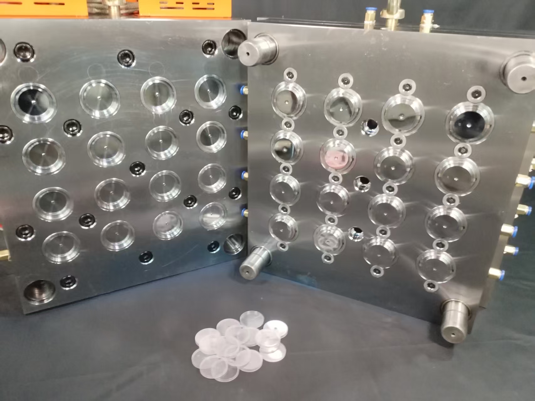 Pharmaceutic cover injection mould