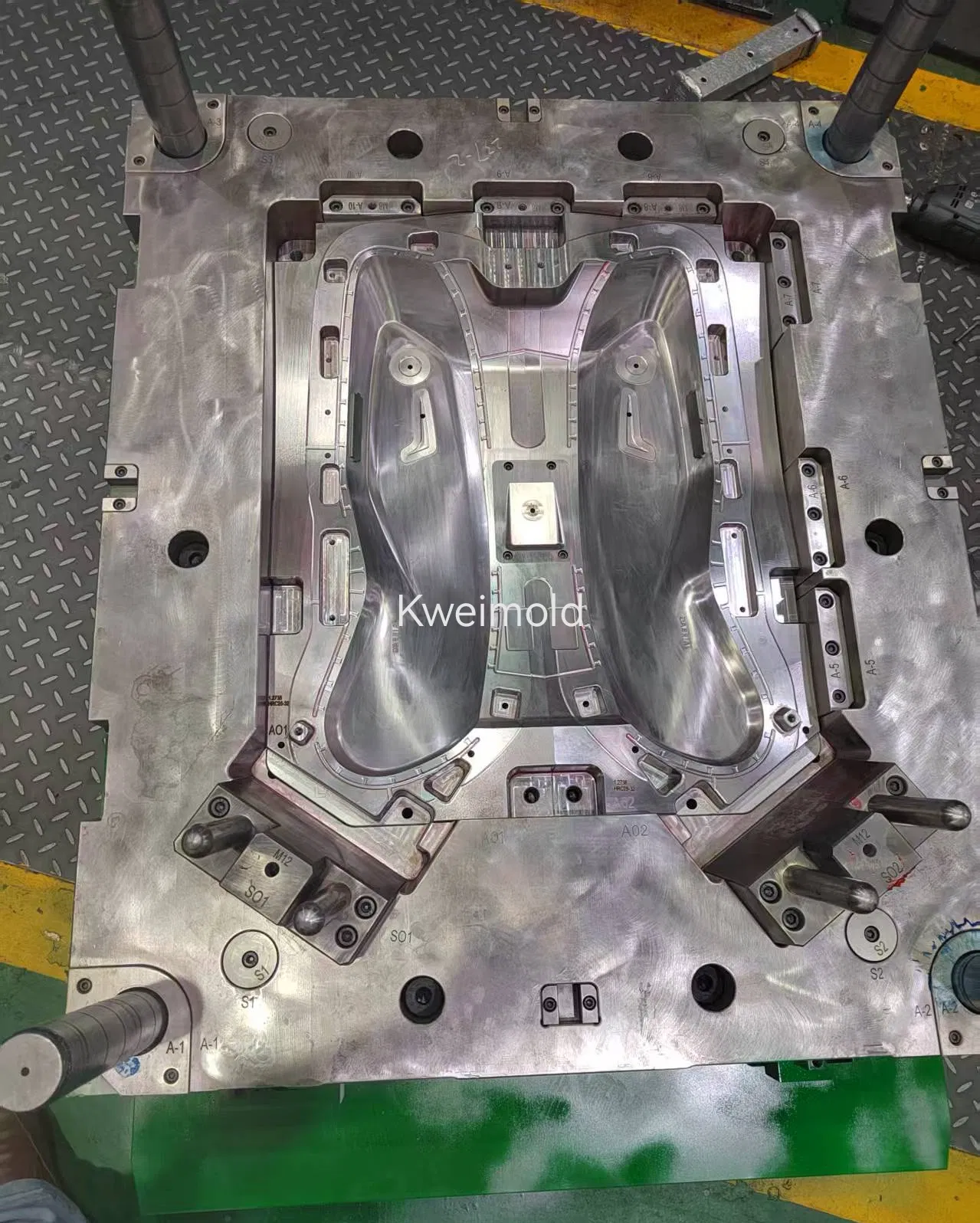 Manufacturing Plastic Injection Mold for Automotive Exterior Parts