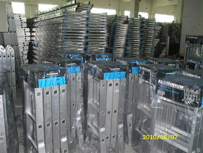 Robust, Mobile Multi-Purpose Ladder with Small Splay Foot Design