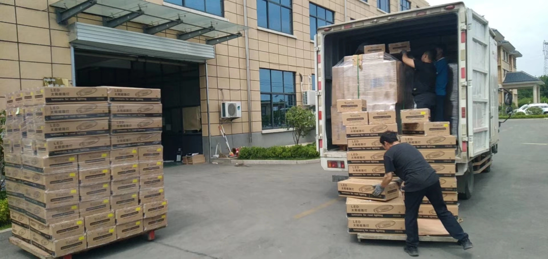 Safe shipping box and packing material