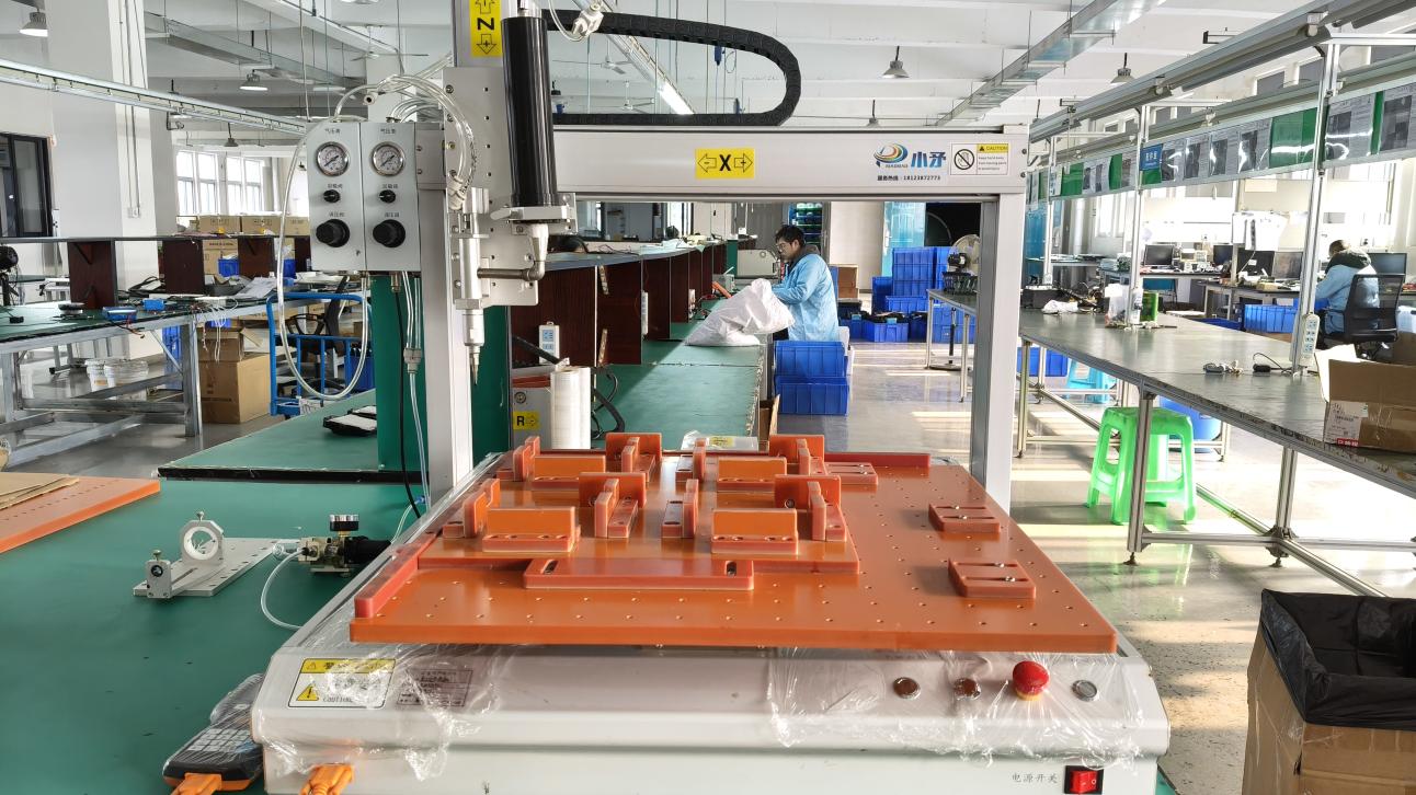 Automatic gluing machine for sealing outdoor LED lighting fixtures
