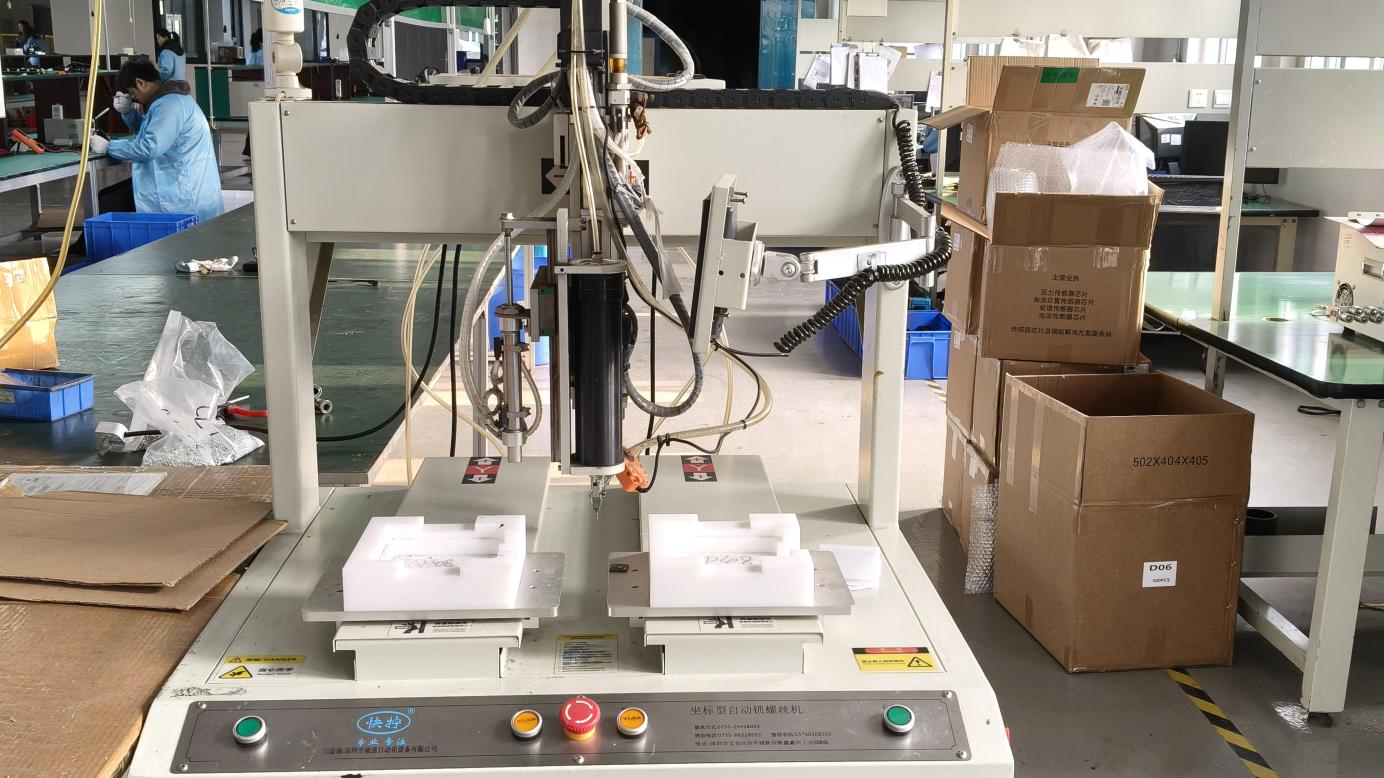 Automatic screw locking machine for precision assembly of outdoor lighting