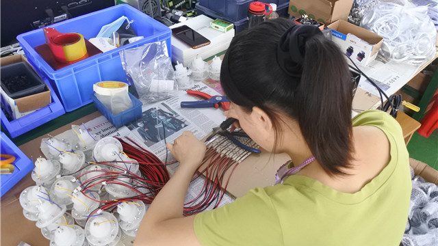 OneSe Beauty welding process — precision soldering of beauty device electronic components