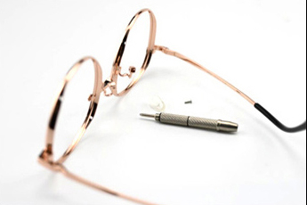 Preparing glasses for nose pad replacement
