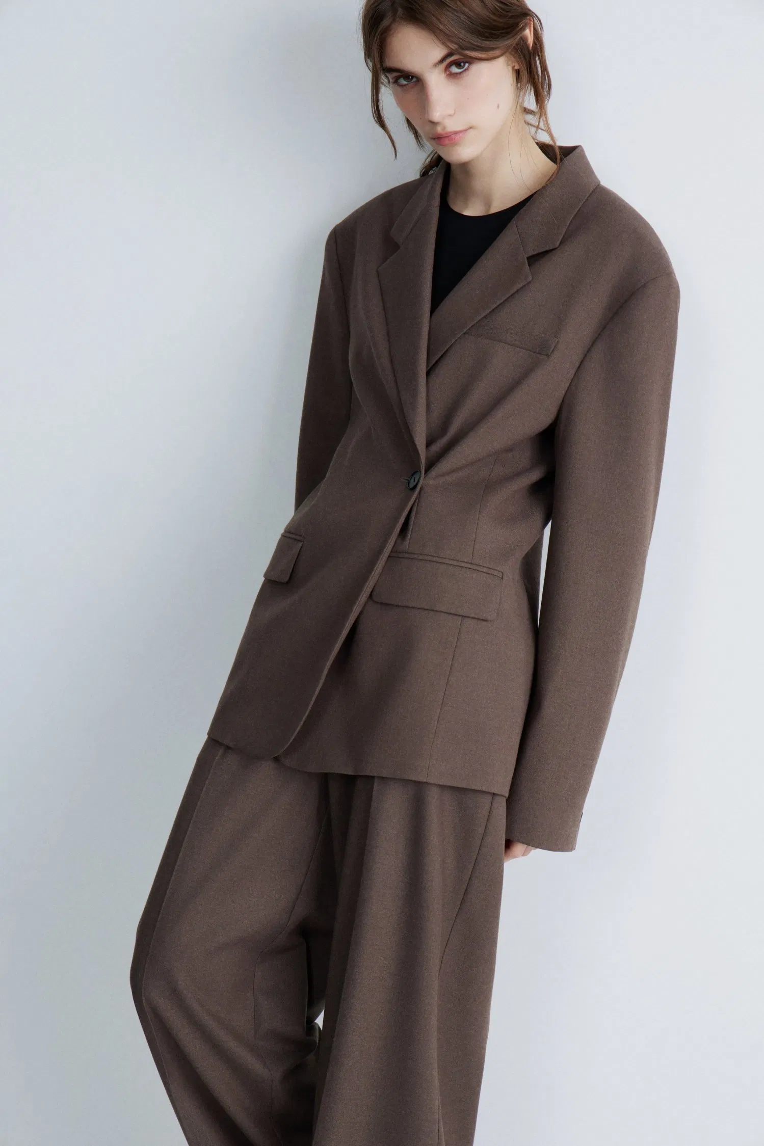 High-End Wholesale Loose Fit Wool Blend Fabric Women's Suits Blazer with Adjustable Back Buttons Design for Autumn Casual Wear