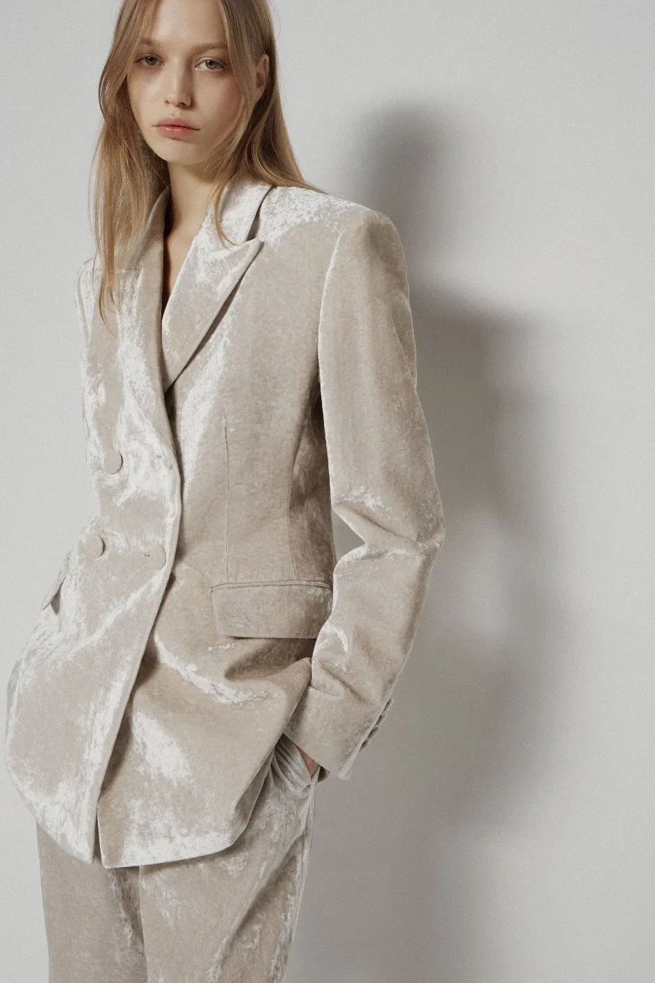 High-End Wholesale Loose Fit Velvet Fabric Women's Suits Blazer with Double Breast Notch Lapel Collar Design for Autumn Casual Wear