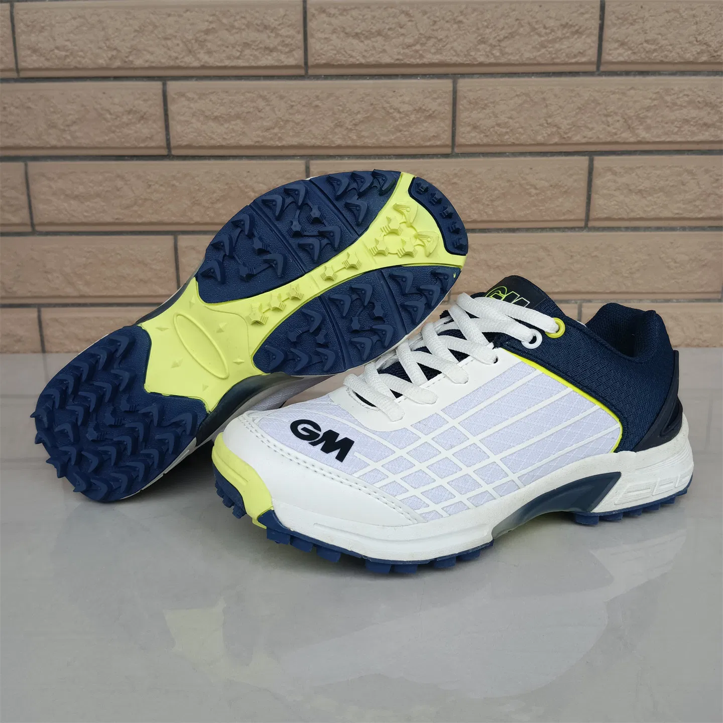 OEM/ODM Wholesale Men Cricket Shoes with Iron &amp; Rubber Spikes Breathable Anti Slip Professional Sports Training Sneakers