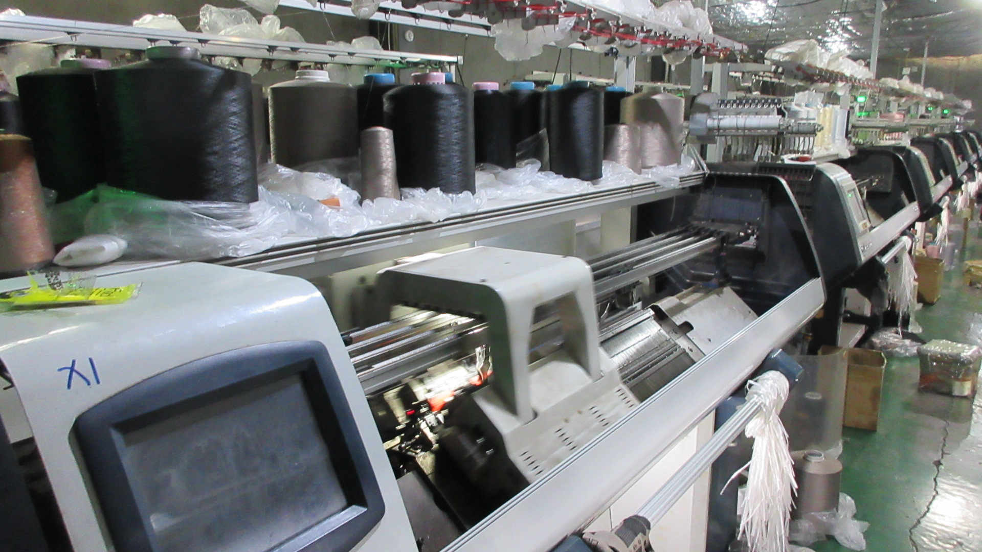 Flyknit knitting machine — automated knitting equipment for producing seamless shoe upper fabrics