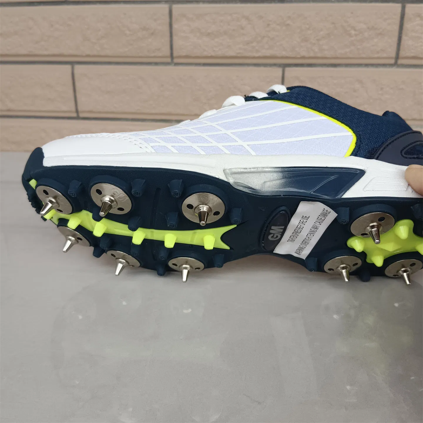 OEM/ODM Wholesale Men Cricket Shoes with Iron &amp; Rubber Spikes Breathable Anti Slip Professional Sports Training Sneakers