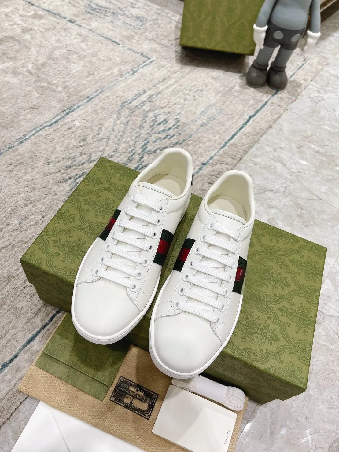 Wholesale Fashion Low Top Skateboarding Shoes Classic Unisex Sneakers High Quality Retro Casual Sports Shoes for Men and Women