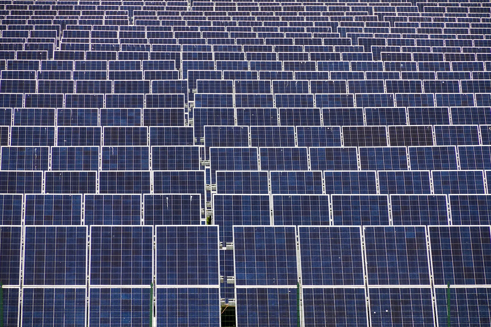 Painel Solar de Célula 550W 144 da Ys Factory Alta Eficiência Mono com Perc para Sistemas de Energia Solar Preço de Atacado