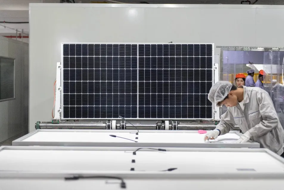 Linha de montagem automatizada de módulos fotovoltaicos