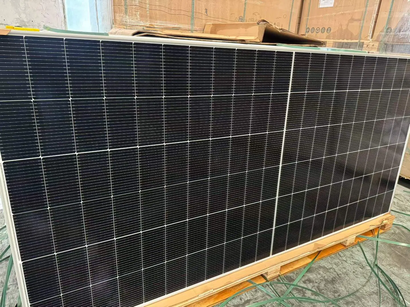 Preço Atacadista 580W 620W 630W Painel Solar Bifacial de Meio Célula para Telhado Comercial