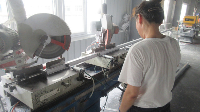 Aluminum awning window with weather-resistant sealing system