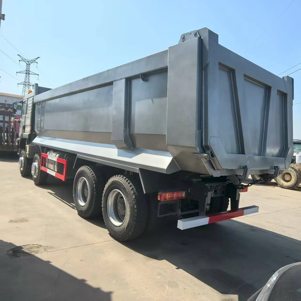 HOWO Shakman Heavy-Duty Cargo Truck - Rear-Tilting Dump Truck - Mining Truck - Construction Waste Truck - Garbage Truck - Towing Vehicle