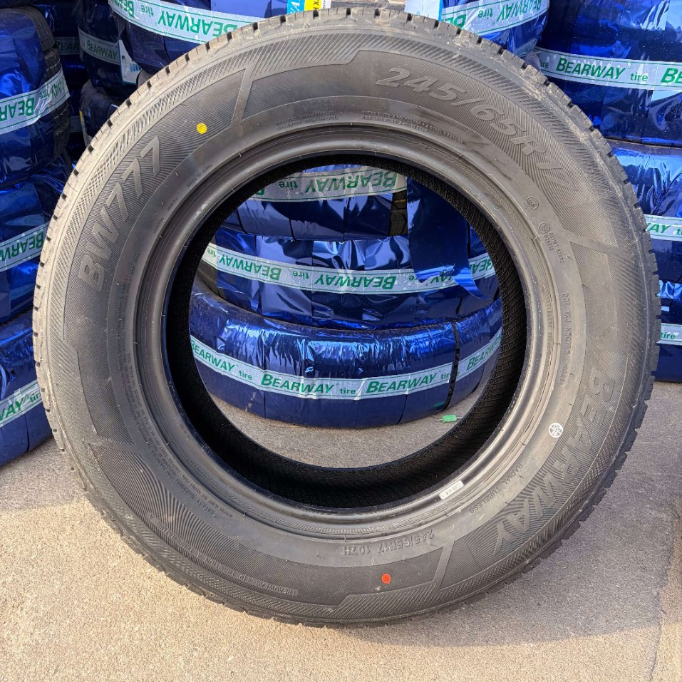 Silent-Luxury passenger car tire for premium EVs