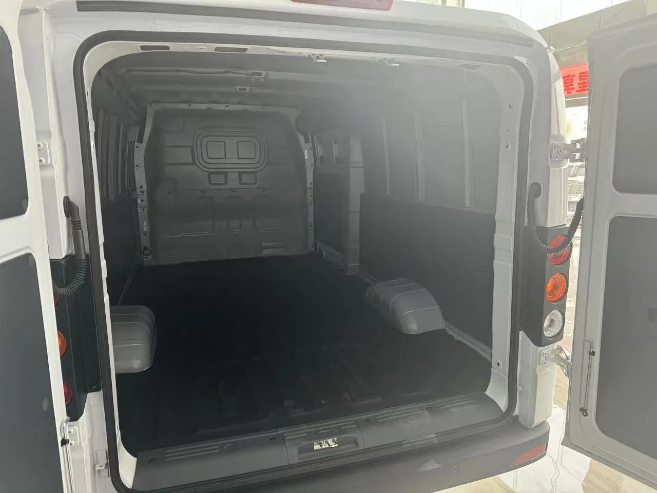 Geely V6e 5g Connected EV Van Real-Time Fleet Management Cargo Platform