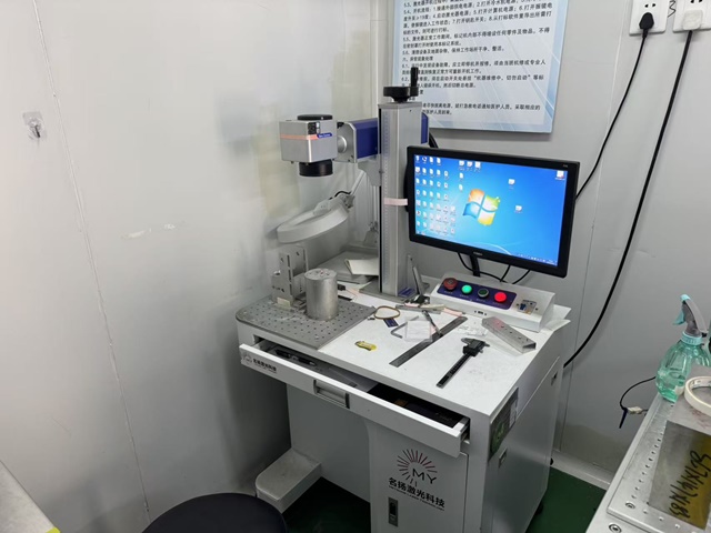 Laser marking machine for permanent traceability marking on orthopedic implants per regulatory requirements