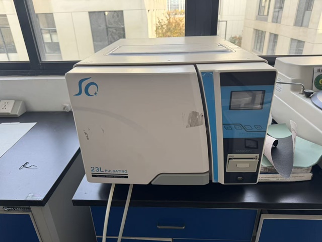 Pulsating fatigue testing machine for cyclic load endurance validation of orthopedic bone fixation implants