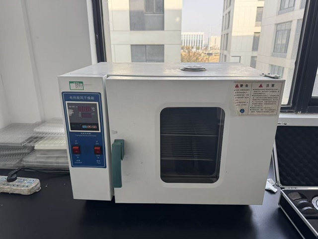 Industrial drying oven for heat treatment and drying processes in orthopedic implant manufacturing
