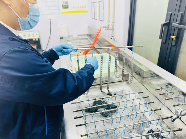 Ultrasonic cleaning process for removal of manufacturing residues from orthopedic implants