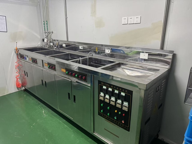 Industrial ultrasonic cleaning machine for thorough decontamination of orthopedic implant components