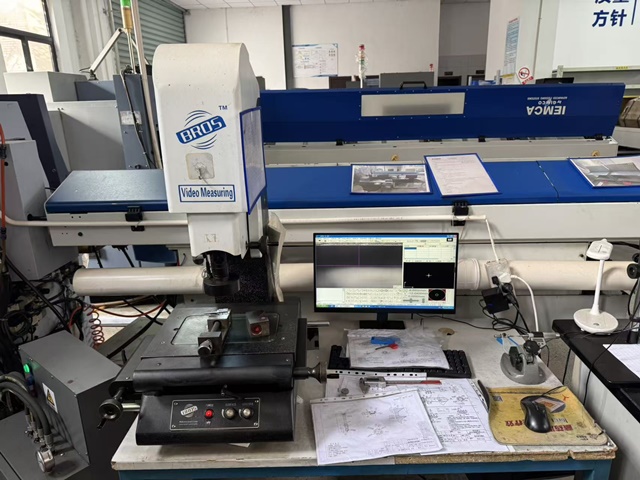 Vision measuring instrument used for dimensional quality control of orthopedic surgical implant components