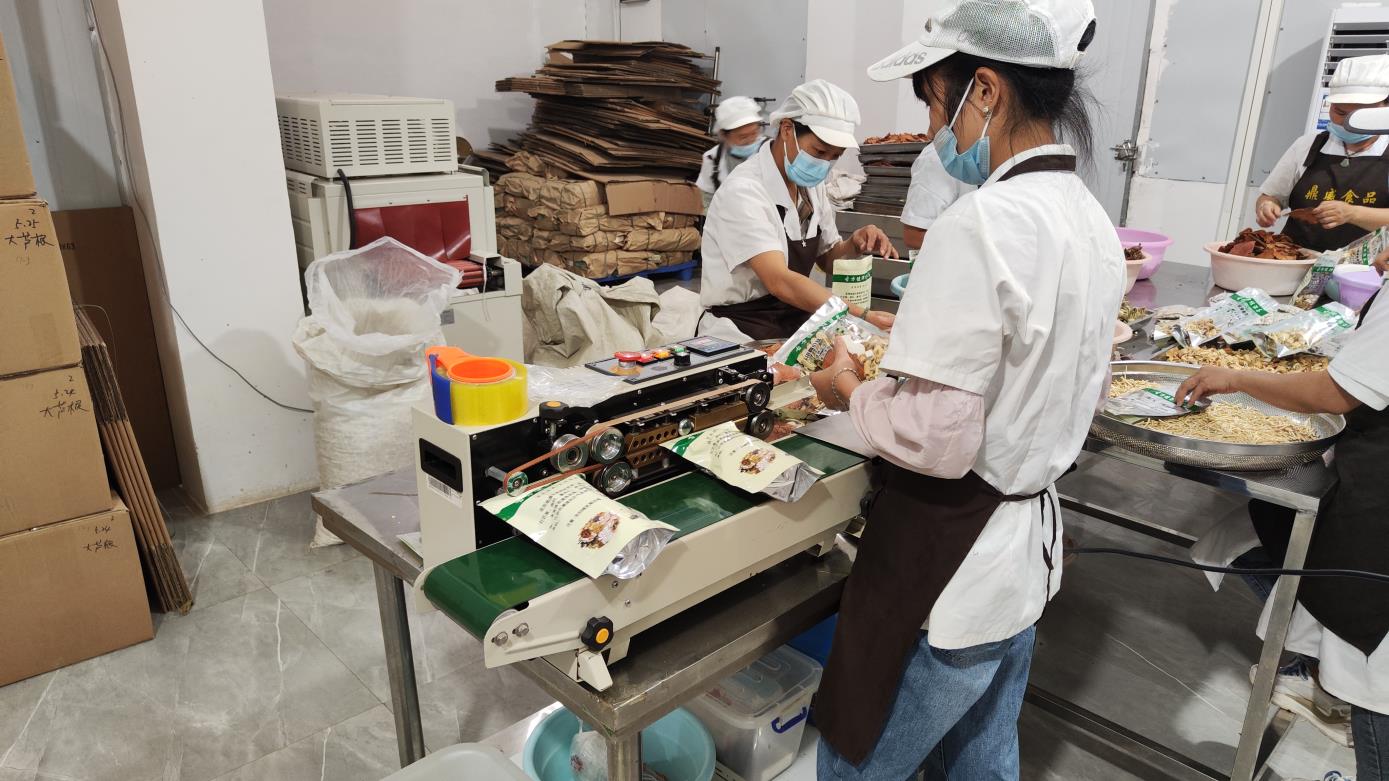 Embalagem manual — linha de embalagem artesanal Oumi Foods