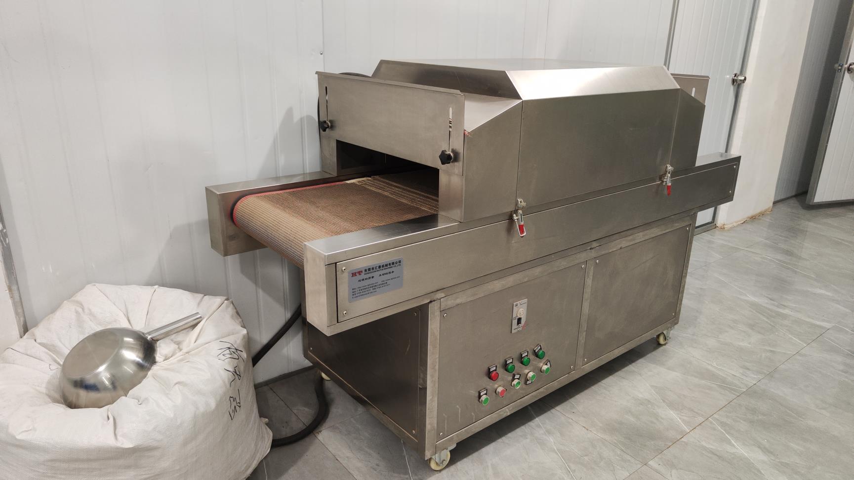 Desinfecção por luz ultravioleta — higienização da linha de produção Oumi Foods