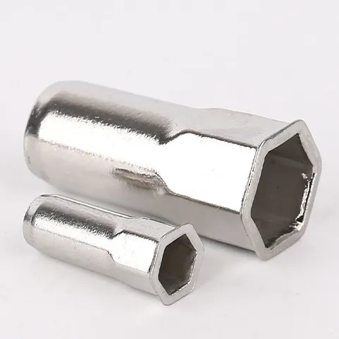 Porca cega de rebite hexagonal externo meia com cabeça chata em aço inoxidável