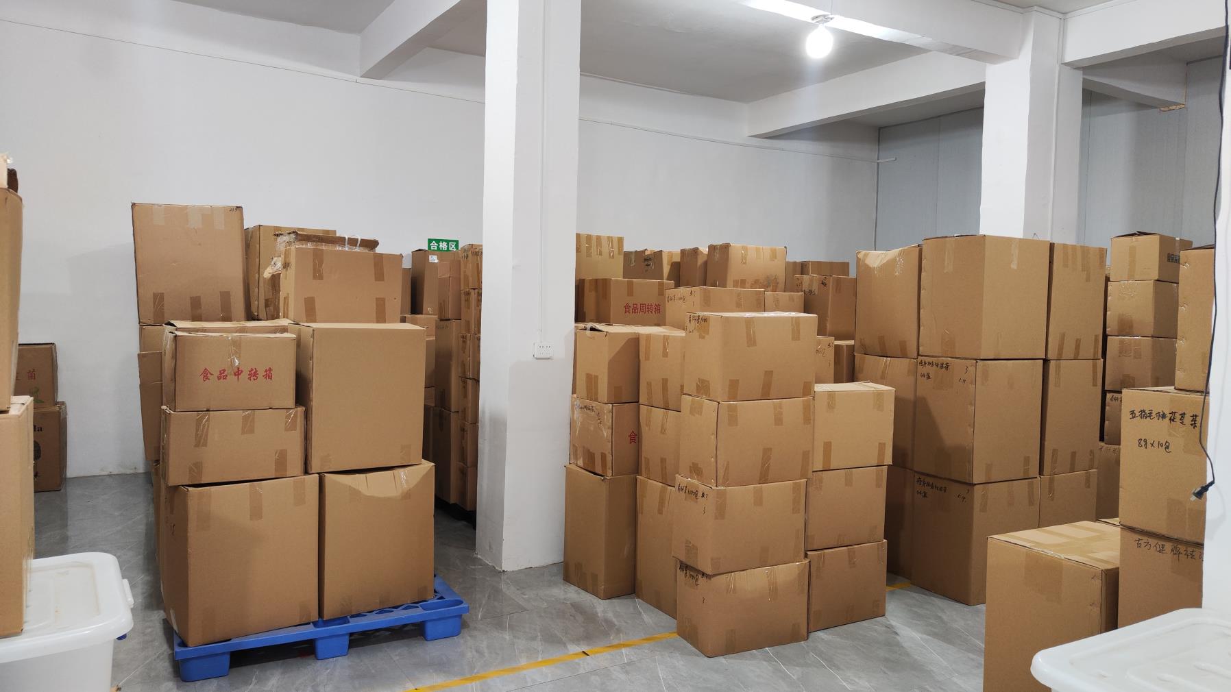 Armazém de produtos acabados — estoque e logística Oumi Foods