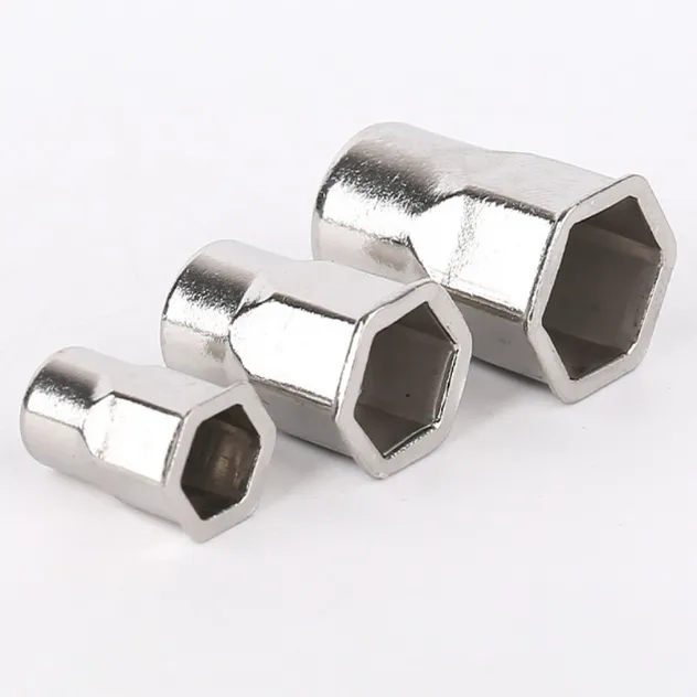 Porca cega de rebite hexagonal externo meia com cabeça chata em aço inoxidável