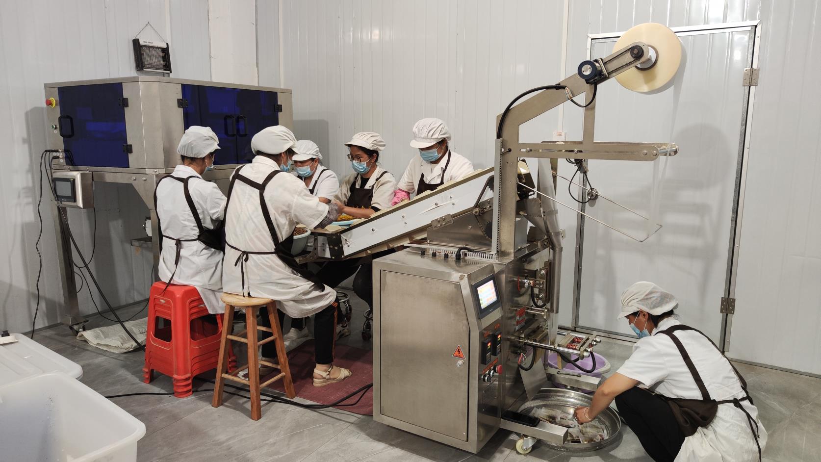 Embalagem automática — linha de embalagem automatizada Oumi Foods
