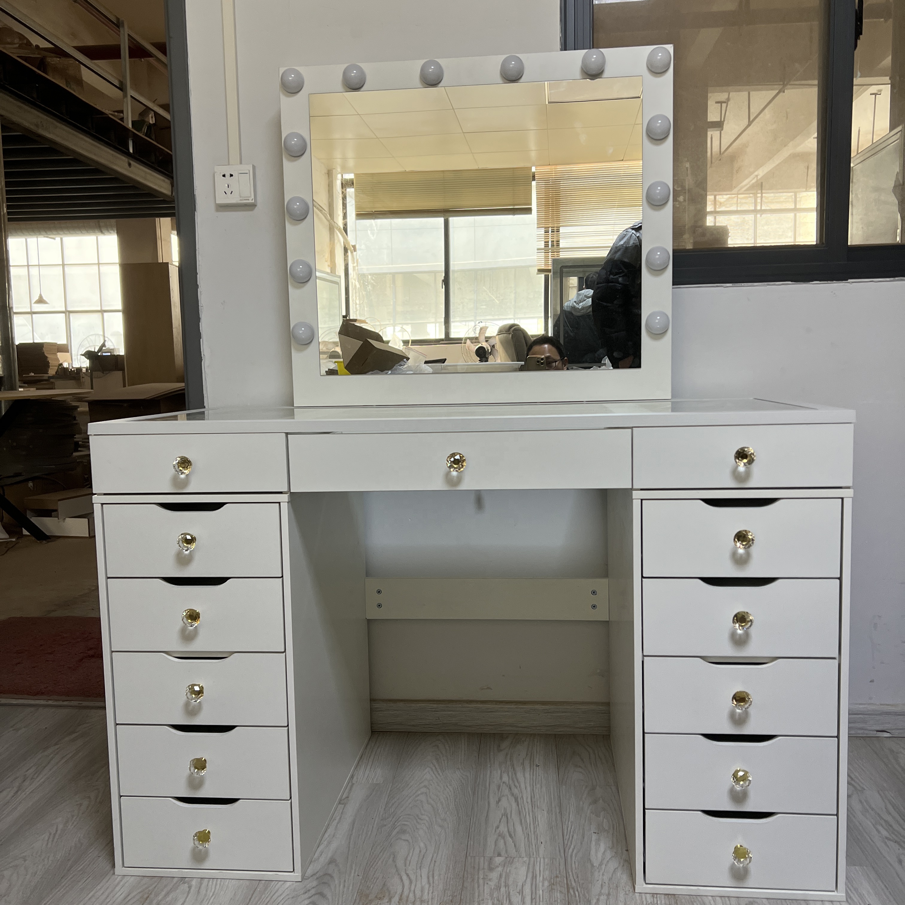 Modern Luxury Design Furniture Bedroom Vanity with Mirror and LED Lights Transparent Glass Tabletop Makeup Dressing Table