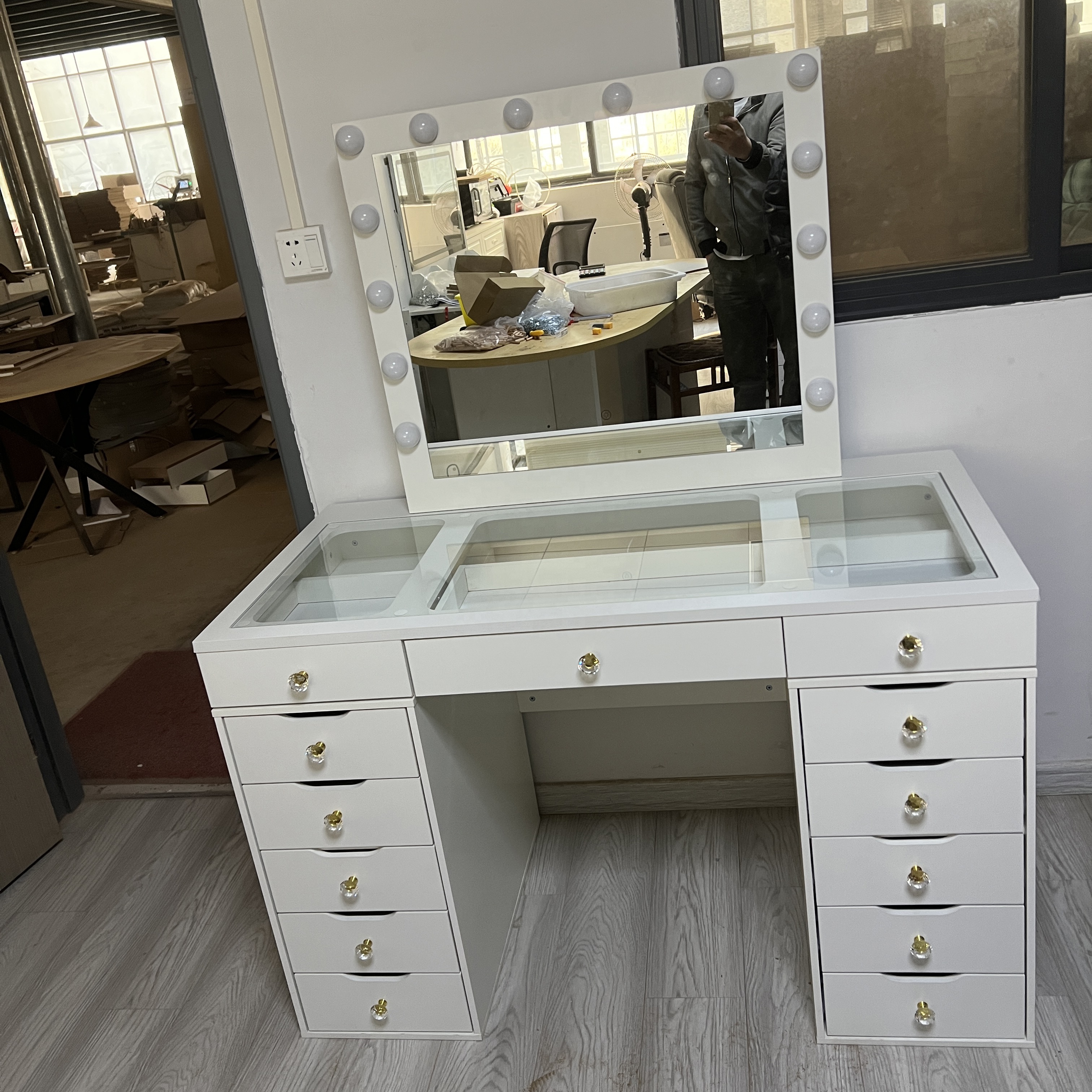 Modern Luxury Design Furniture Bedroom Vanity with Mirror and LED Lights Transparent Glass Tabletop Makeup Dressing Table