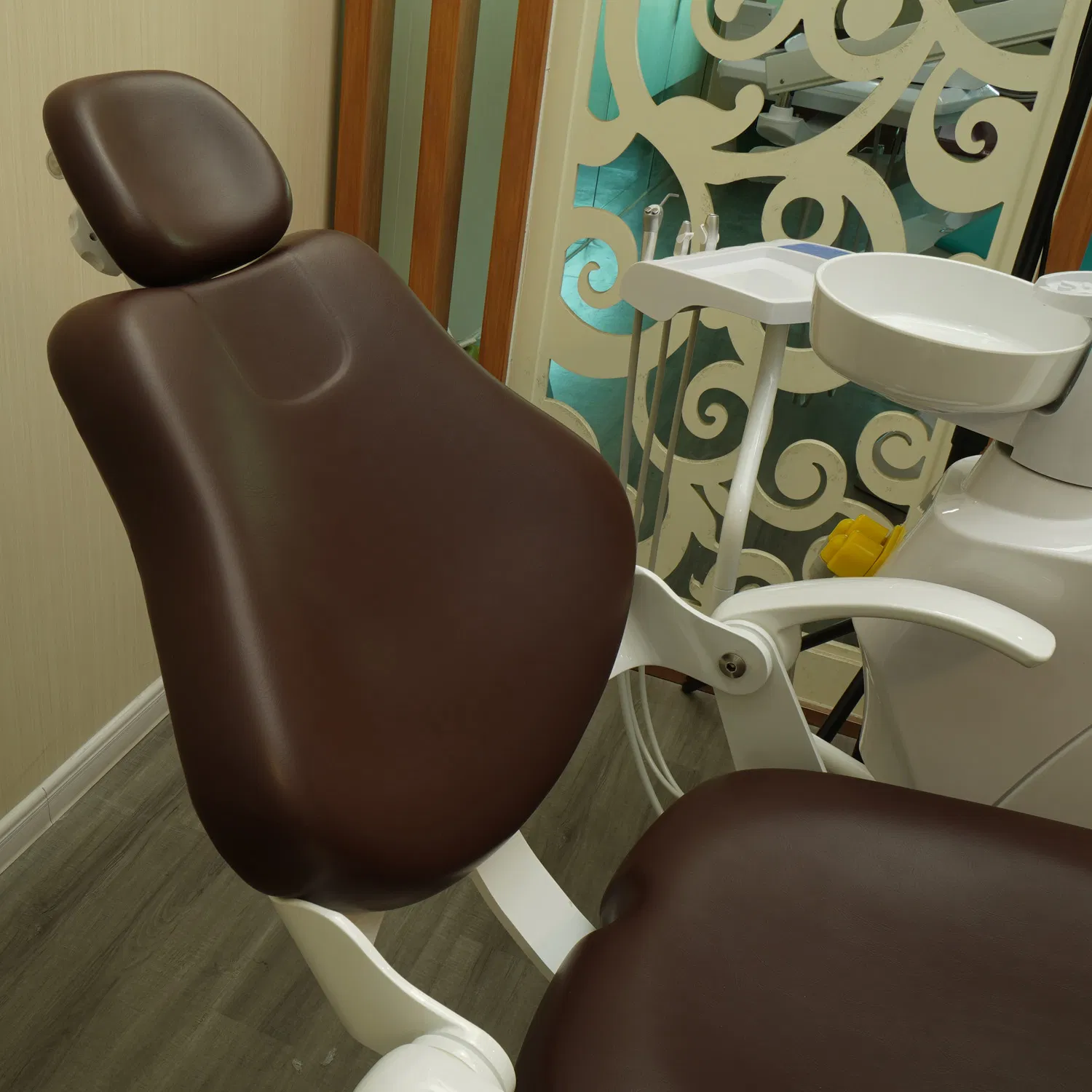 OEM ODM Hospital Electric Multi-Function Colorful Dental Unit Dental Chair with Touch Button Control System and LED Sensor Operating Light