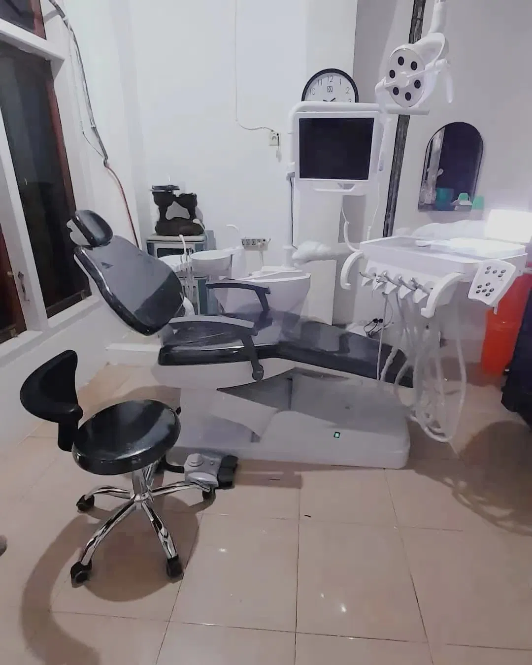 Economic Foshan Dental Equipment Chair Unit Manufacturers China Price with LED Lamp