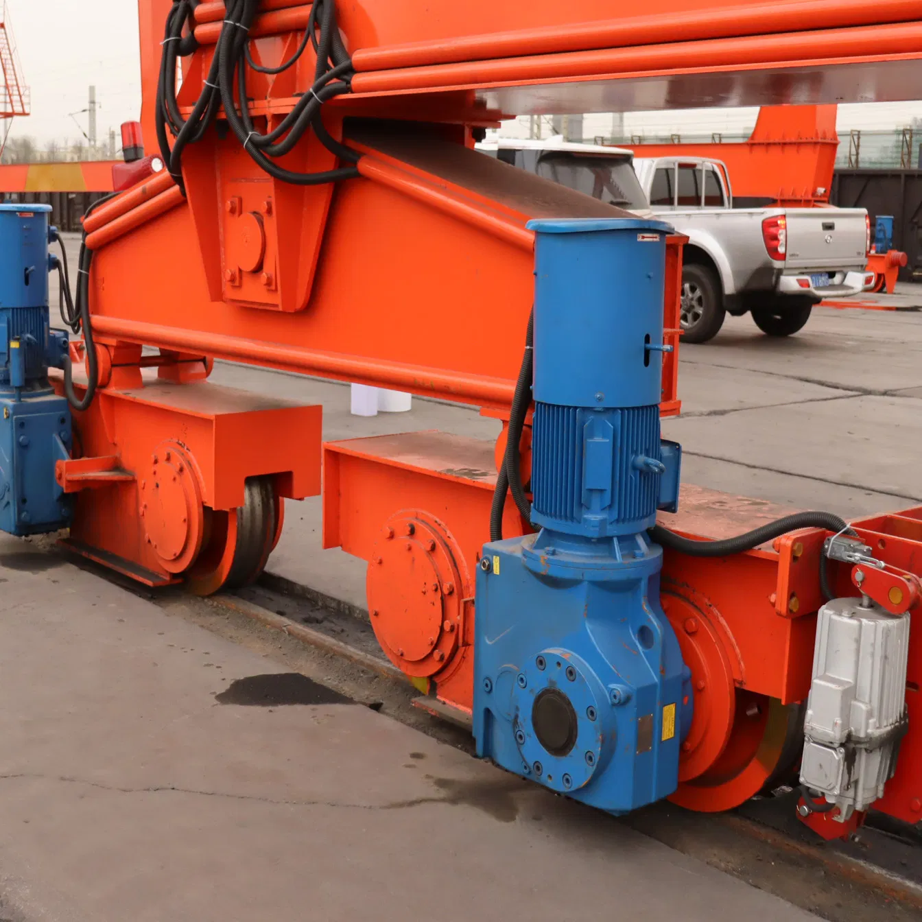 Heavy Duty 40.5t Container Gantry Crane with Spreader Lifter for Rail Transport