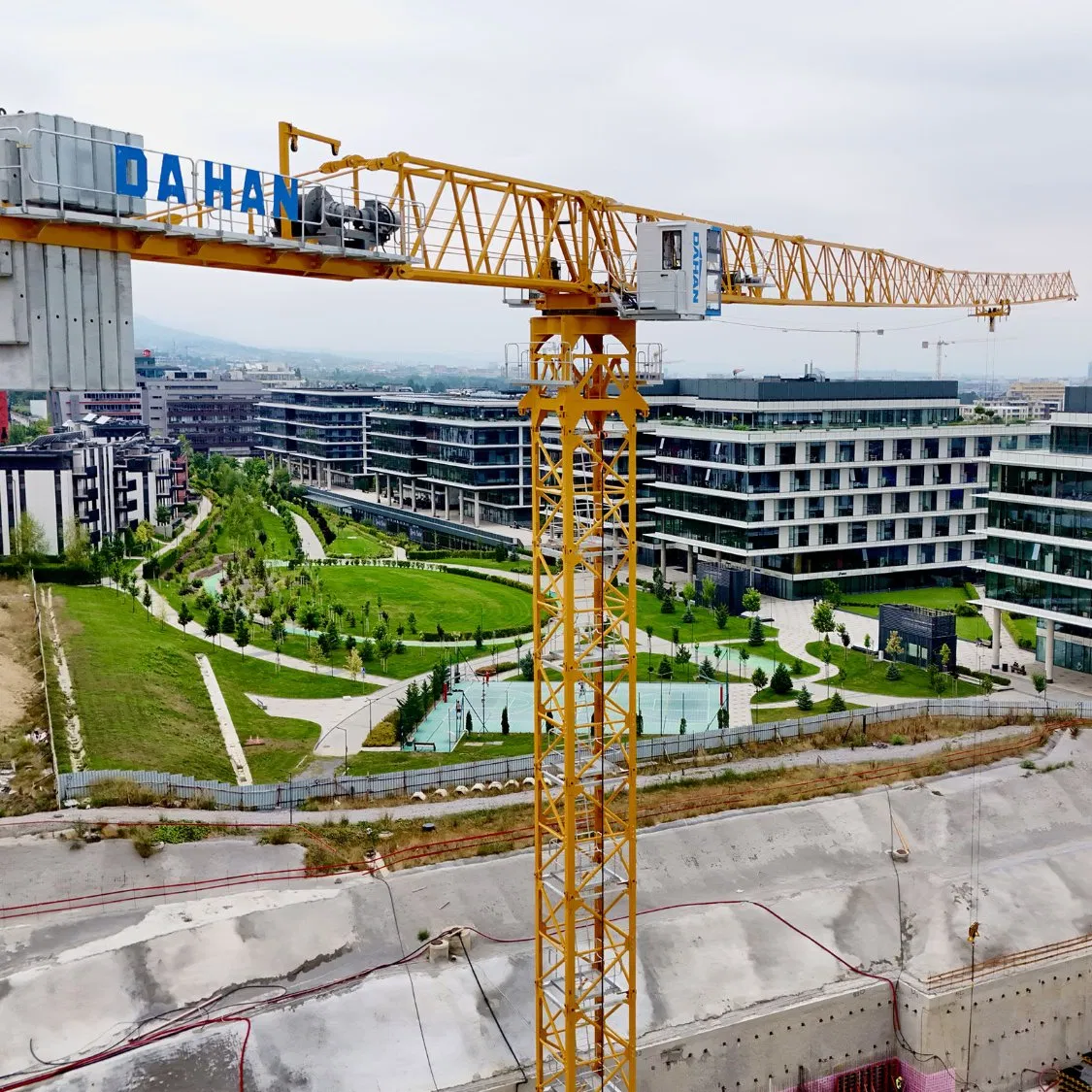 High Performance Dahan 8530-25t Qtz500 Tower Crane 85m Jib Length Topless/Flat Top Heavy Construction Max Height 350m for Sale