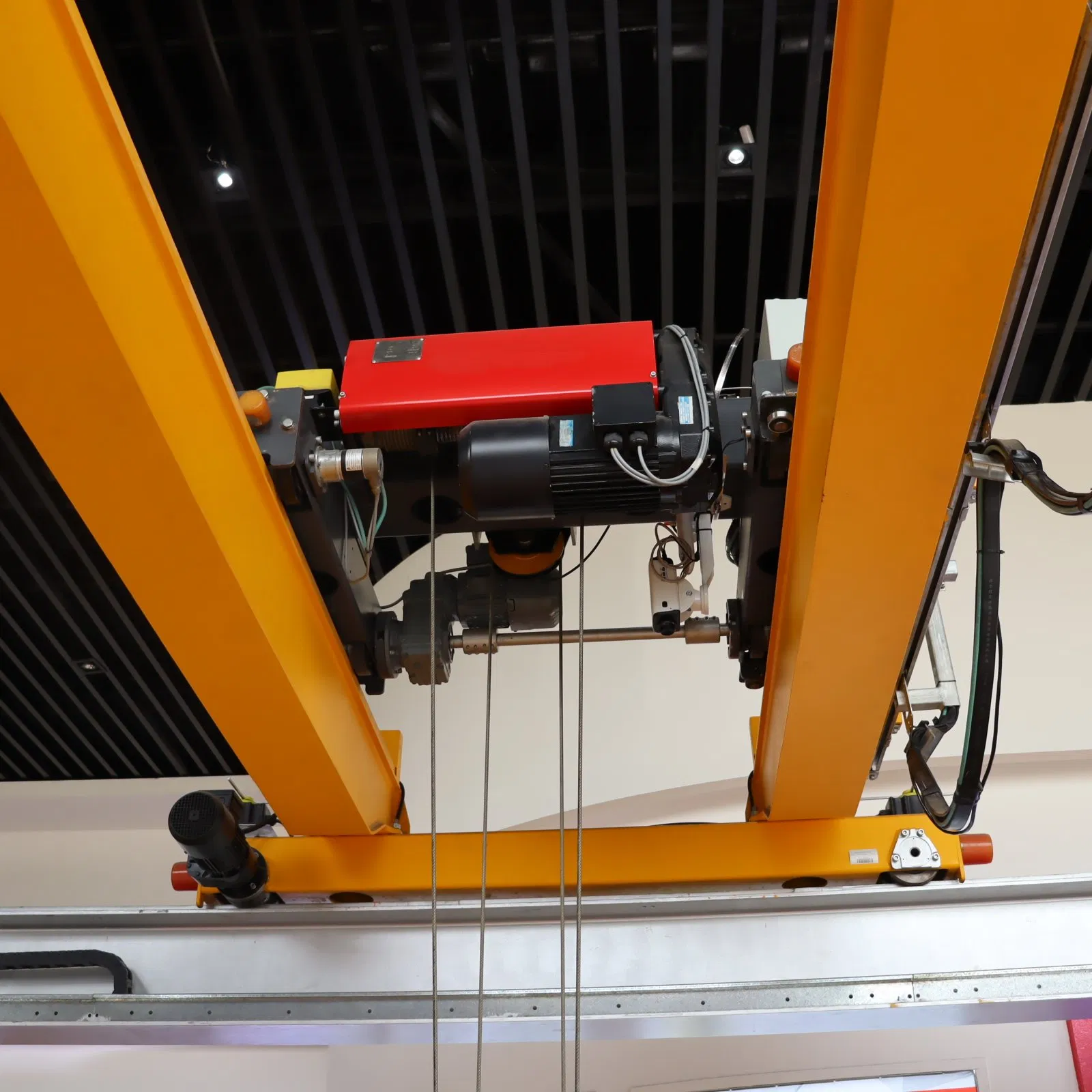 Medium Duty Construction Lifting Equipment 10/15/20/ 25/ 35/40/45/50 Ton Cabin Control Double Girder Beam Overhead Bridge Travelling Crane with Electric Hoist