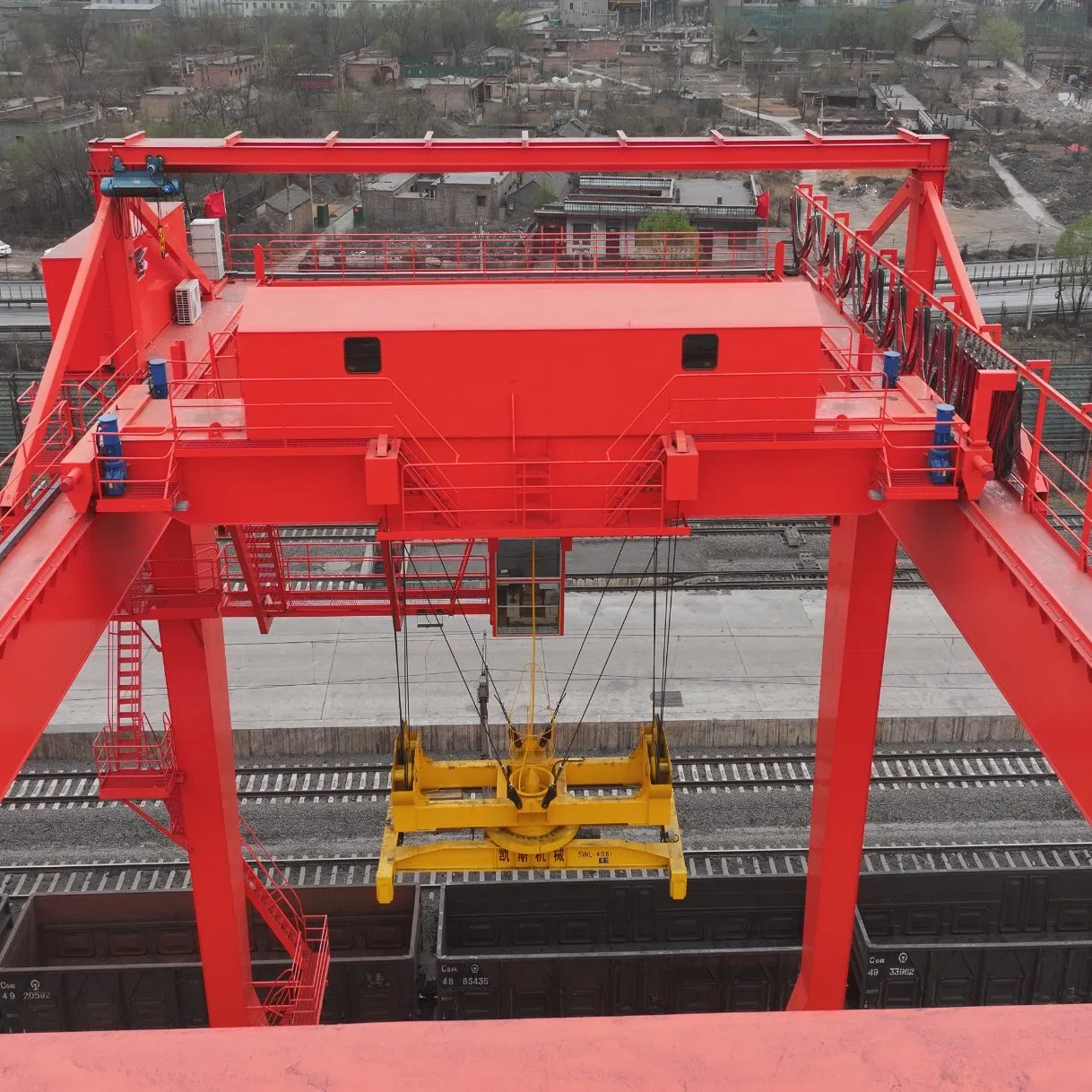 Heavy Duty 40.5t Container Gantry Crane with Spreader Lifter for Rail Transport