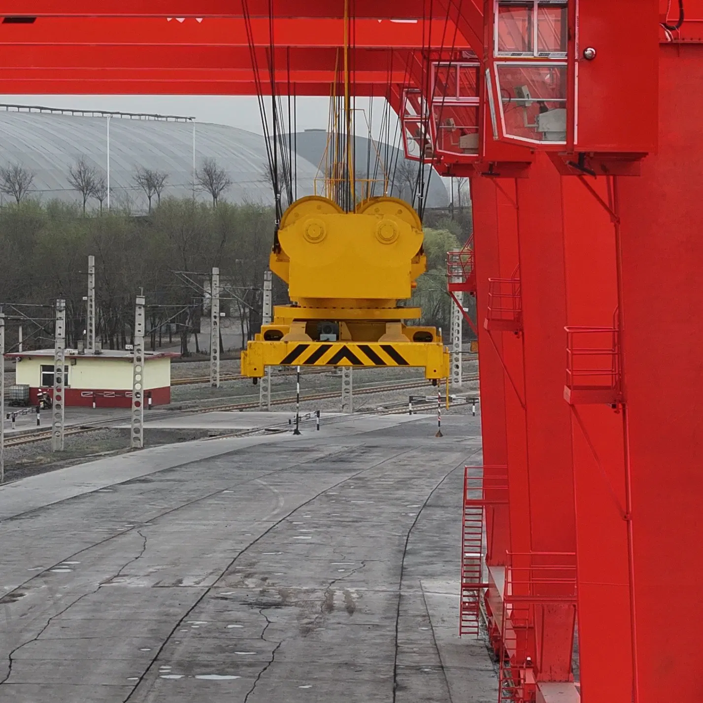 Heavy Duty 40.5t Container Gantry Crane with Spreader Lifter for Rail Transport