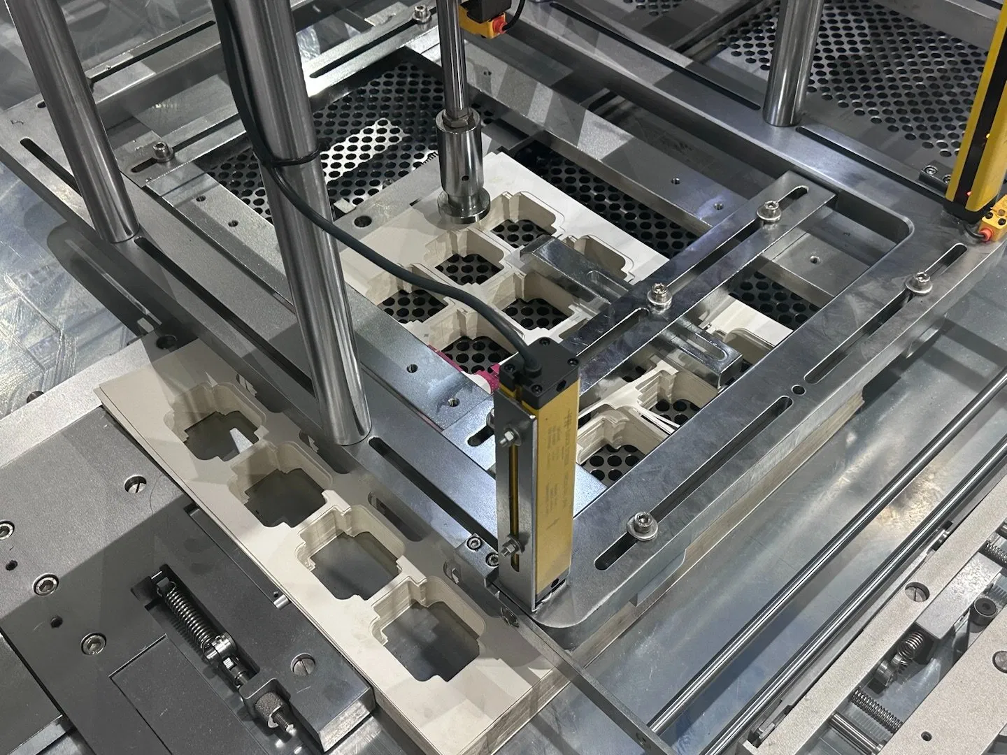 Automatic Label/Tags/Hangtags/Cosmetic/Coffee/Wine/Cigarette/Medicine/Carton Box/Paper Cup Waste Stripping Blanking Stripper Machine After Die Cutting