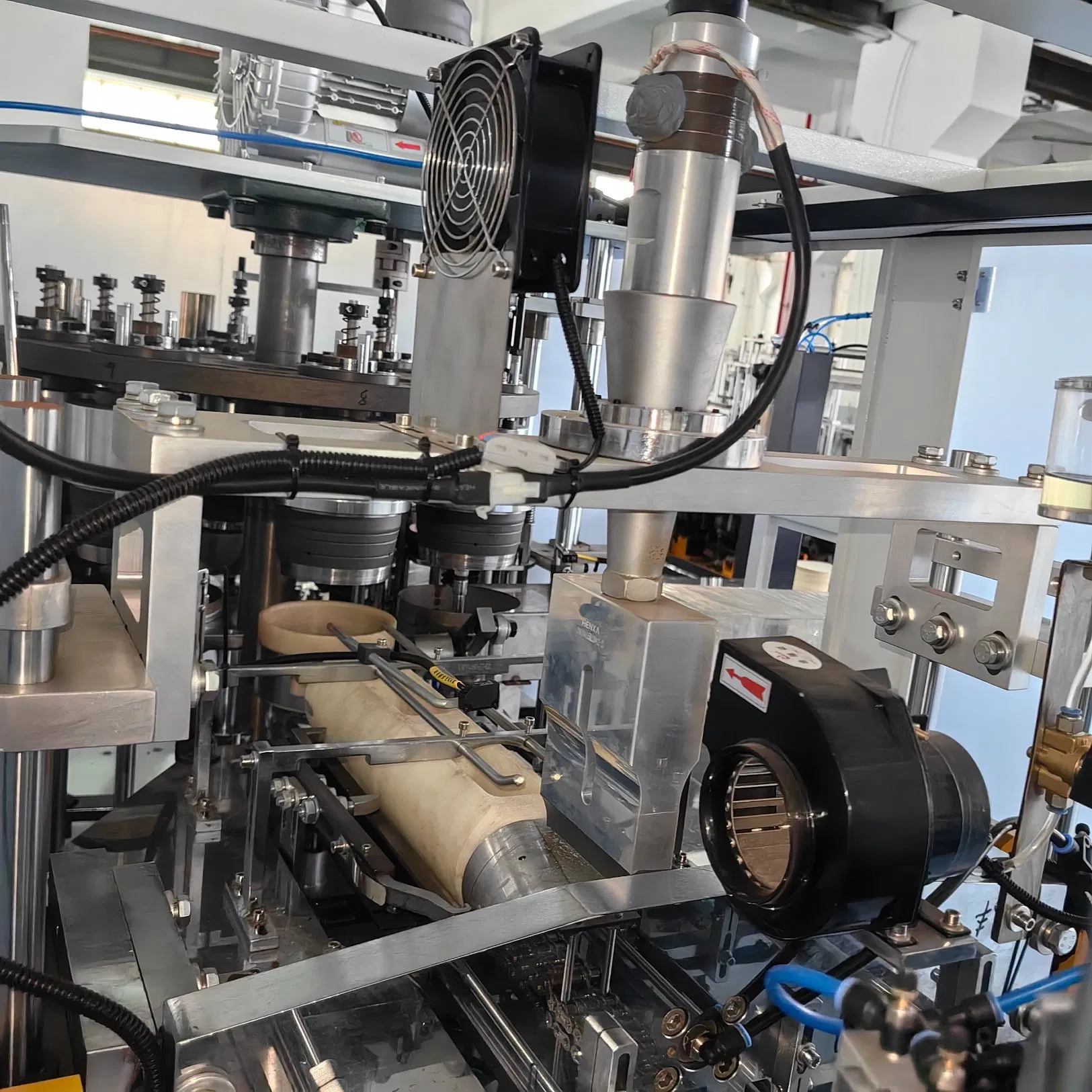 Factory Supply Disposable Takeaway Hot Food Salad Bowl Kraft Paper Forming Machine