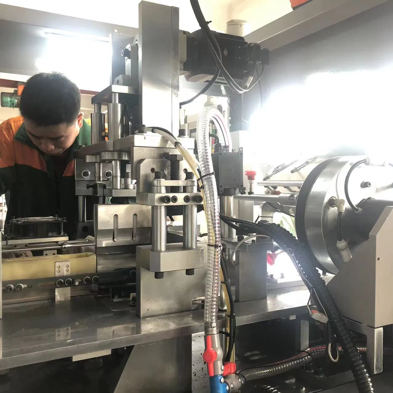 Customized 500ml Disposable Takeaway Salad Round Container Kraft Paper Bowl Making Machine