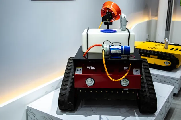 Eco-Friendly All-in-One Mowing and Spraying Machine for Efficient Lawn Care